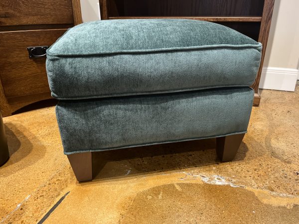 Smith Brother 933 Ottoman [50% Off]